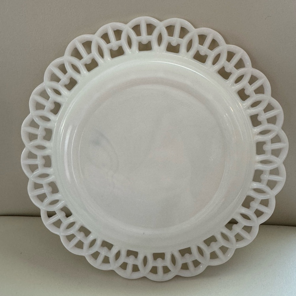 Vintage Anchor Hocking Scalloped Lace Milk Glass Salad Plate - Picture 3 of 4